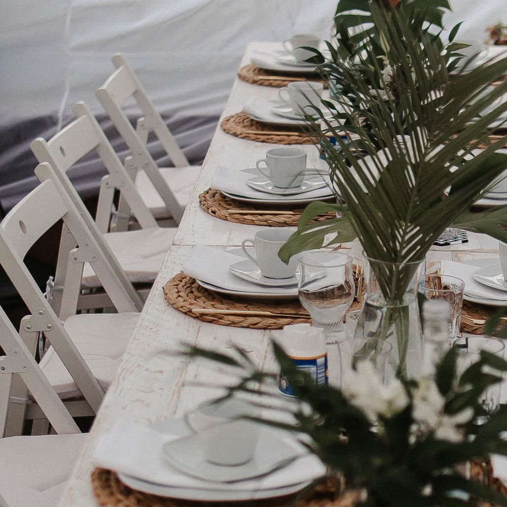 Klappstühle-weiß Klappstühle weiß Gedeckte Tafel