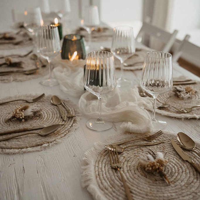 Gedeckte-Tafel-Kerzen-gruen Gedeckte Tafel Boho