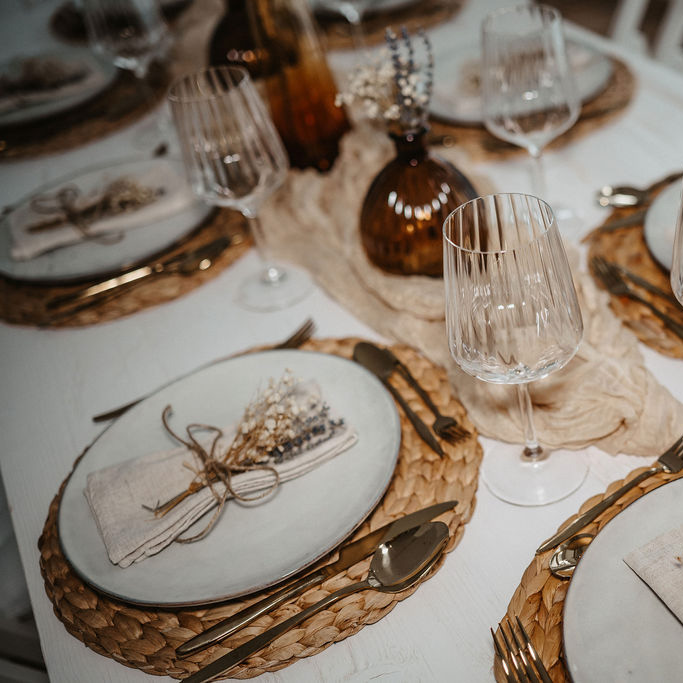 Gedeckte-Tafel-bernstein Gedeckte Tafel Gold und Bernstein