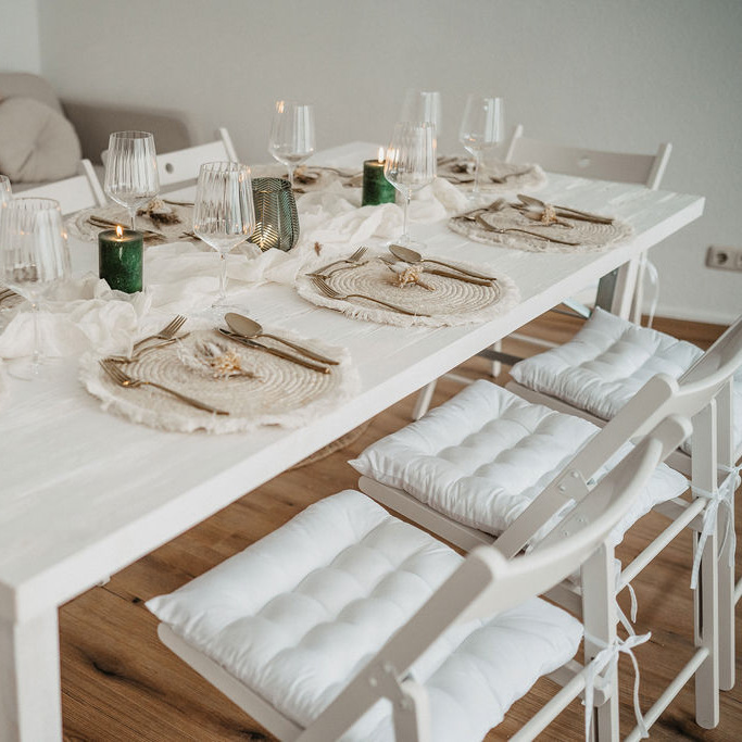 Holztisch_weiß Gedeckte Tafel Smaragd Kerzen