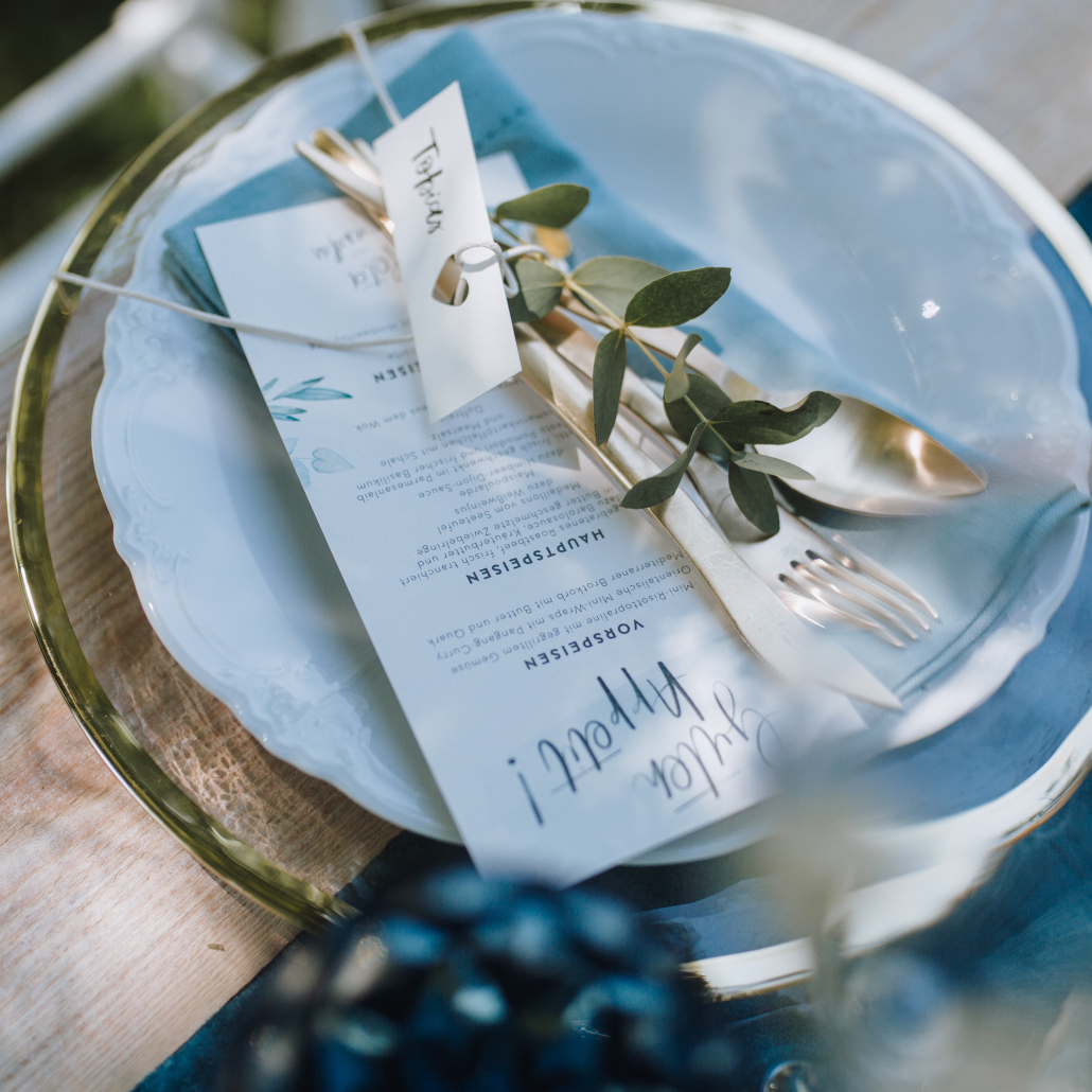Hochzeitsdekoration Schmuck und Blumen Torte Weiß und blau Gedeck Gold mit Menükarte