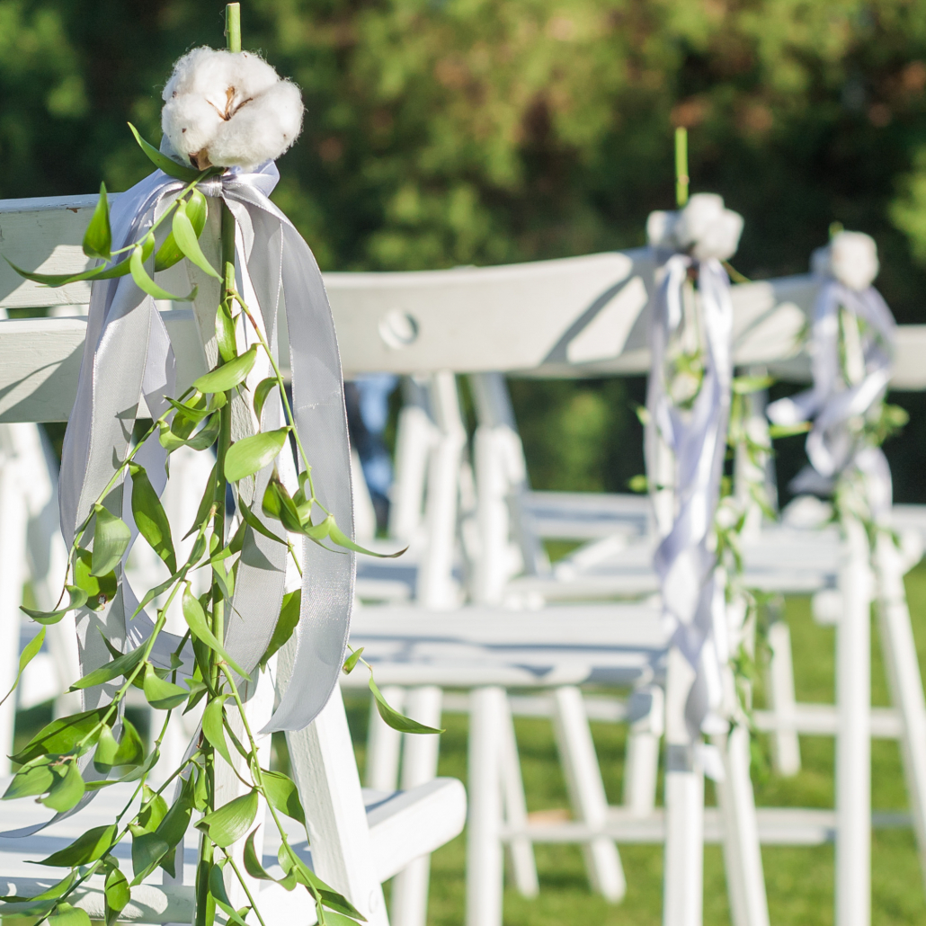 Klappstühle weiß draußen Klappstühle weiß draußen und dekoriert