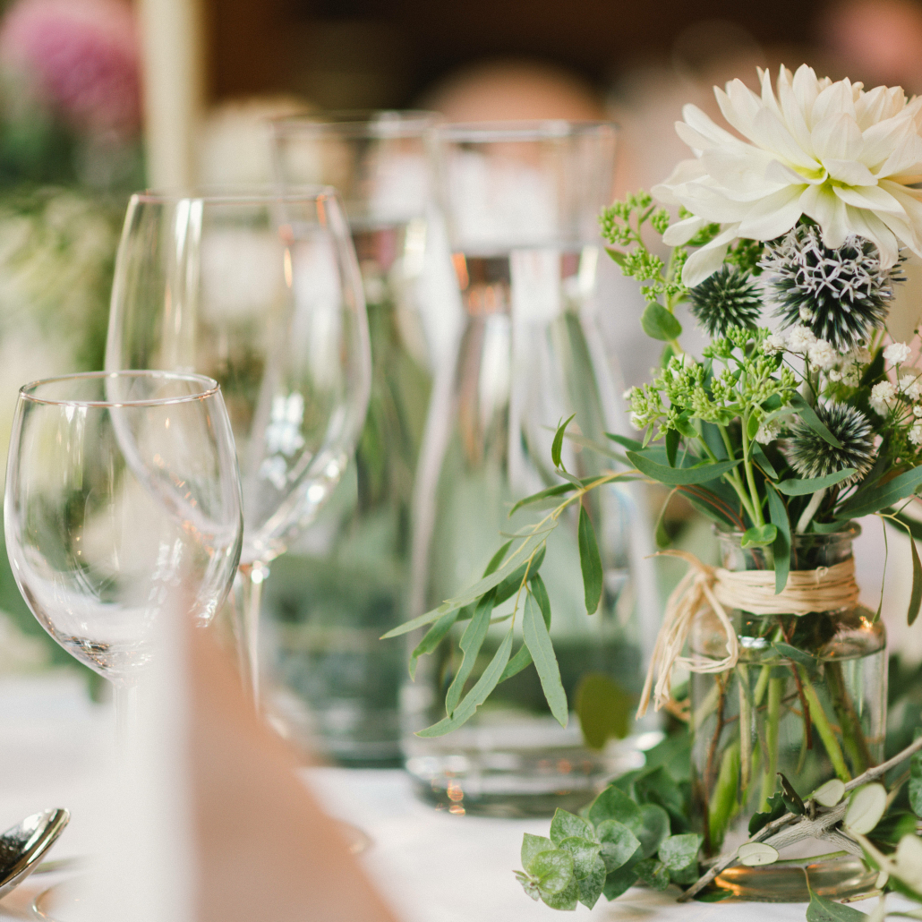 Helle weiße Hochzeitstafel Gedeckter Tisch Gläser und Vasen