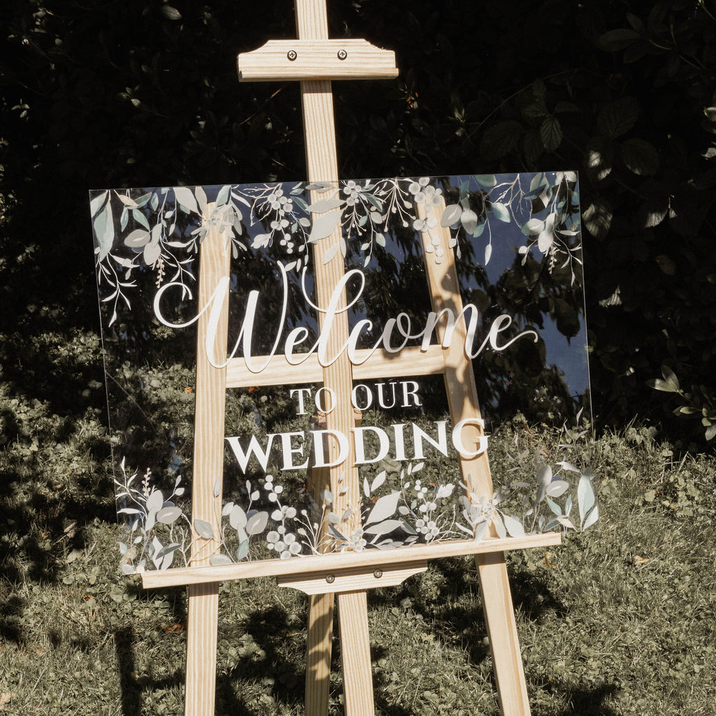Staffelei-Schild Staffelei mit Welcome Schild im Garten