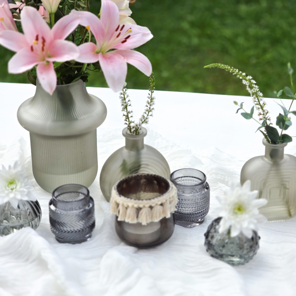 Vasenset-Smoke Vasen-Set mit verschiedenen grauen Vasen und Teelichtern